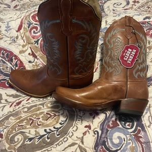 Brand new, never worn size 8 tag still on them.